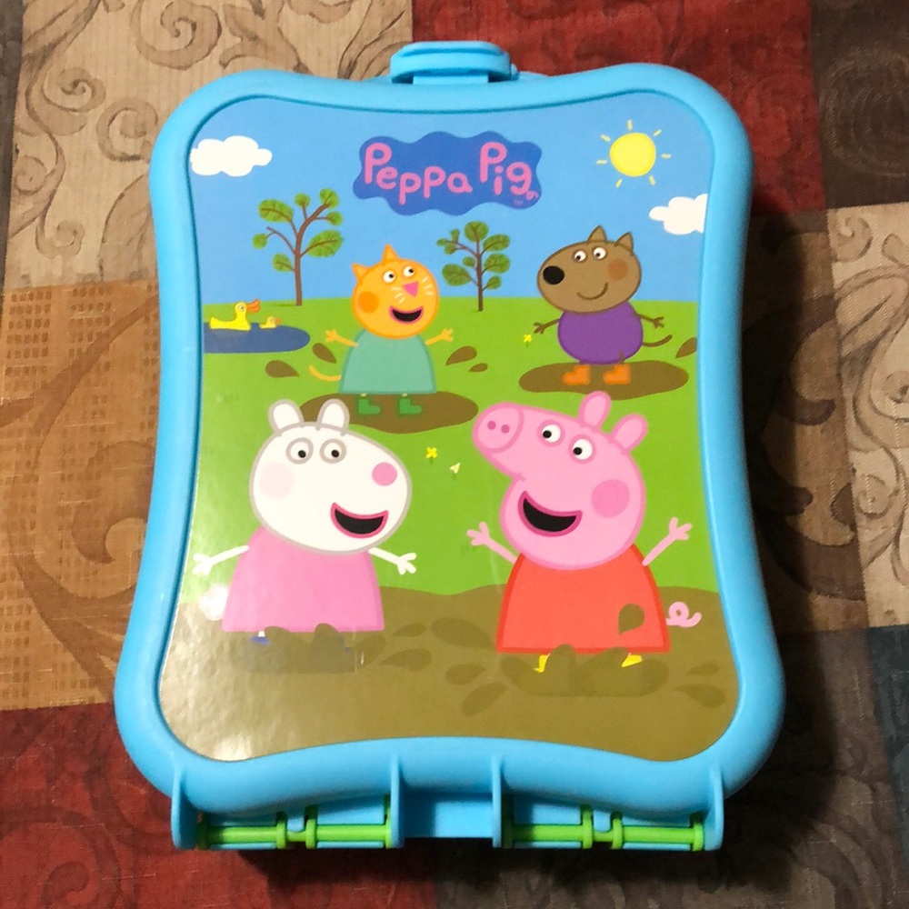 🐷BNWOT Peppa Pig Carry Case and 4 figures.